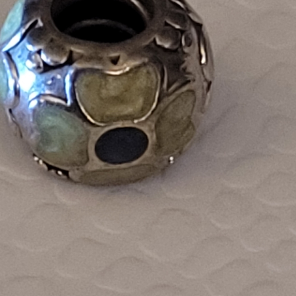 Retired authentic Pandora daisy charm with green enamel. Bundle to save👌